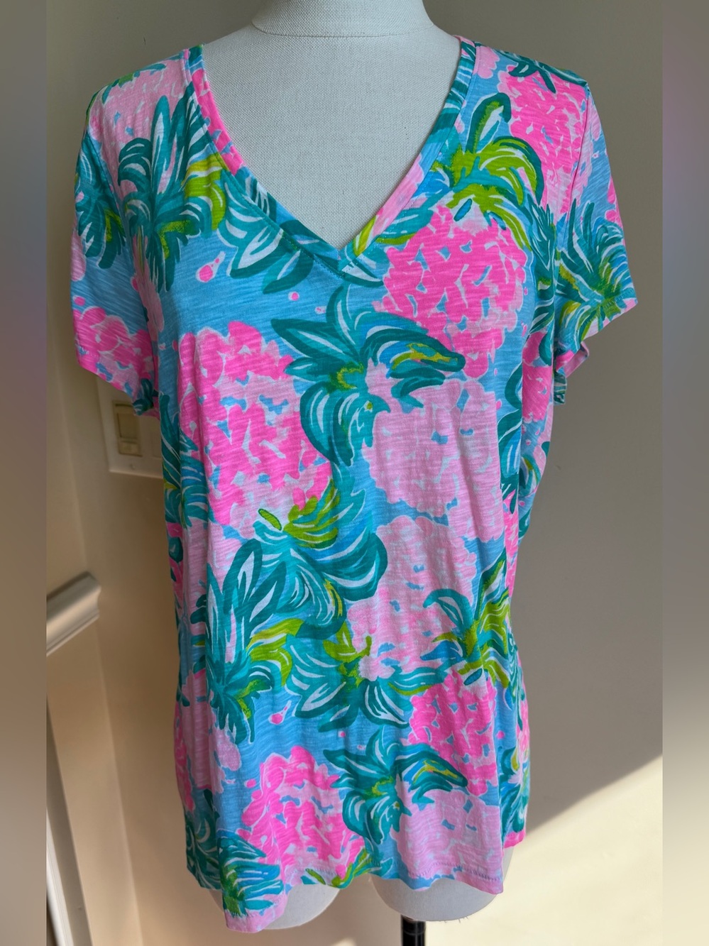 Lilly Pulitzer Etta V Neck Top Tee, Pineapple Shake, Size XL